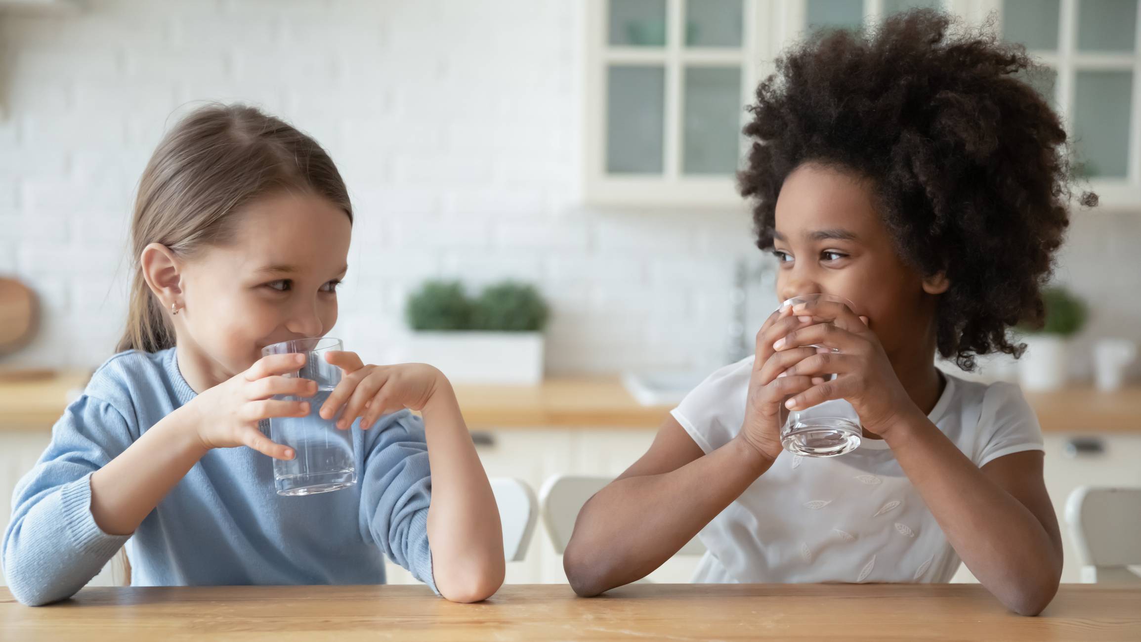 Enfants buvant de l'eau