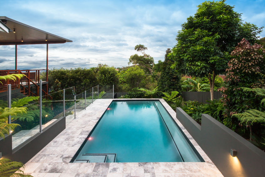 piscine-avec-garde-corps-en-verre.