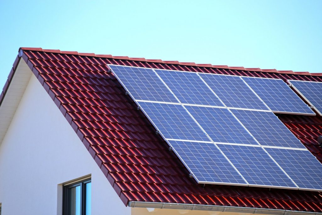 panneau-solaire-sur-le-toit