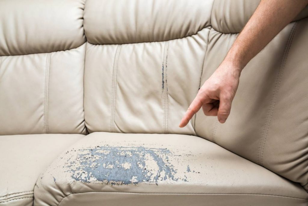 Comment réparer un canapé en cuir déchiré ?