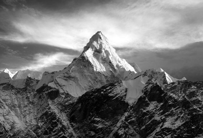 photo de montagne noir et blanc