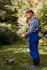 un jardinier en combinaison de travail