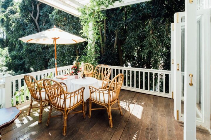 terrasse avec un salon de jardin vintage