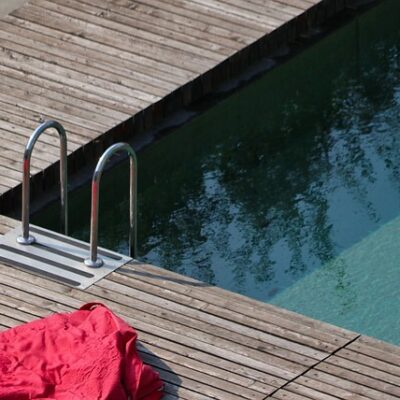 L’abri_de_piscine_bas:_une_solution_de_protection_design,_efficace_et_économique