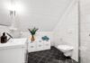 Rendre_sa_salle_de_bain_plus_moderne_avec_un_meuble_de_salle_de_bain_avec_miroir