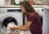jeune femme fait sa machine laver