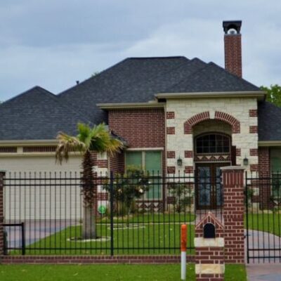 maison avec portail en aluminium sur mesure